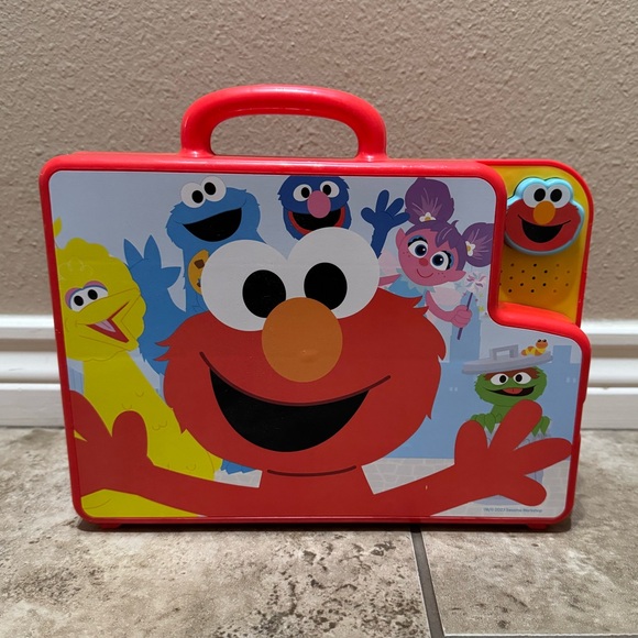 Sesame Street Elmo Backpack and toy set - Picture 4 of 11